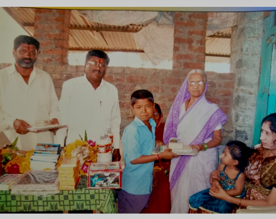 पुस्तक वाटप